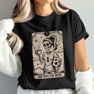 Camisa de sublimação de cartas de tarô Soccer Mom DTF PNG, design de esqueleto legal, presente para Soccer Mama, camiseta de Halloween, estilo de dia de jogo