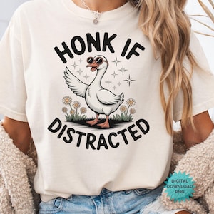 Camiseta de ganso divertida (PNG), toca la bocina si te distraes, descarga instantánea, gráfico de ganso con TDAH vintage, ganso bohemio (PNG), animal divertido (PNG)