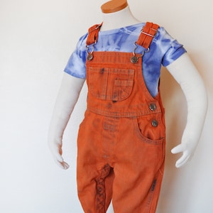 Pantaloni con pettorina Orange Kid 3-6 mesi - Salopette in denim vintage arancione tinto a mano per neonati Arizona - Neonati 3-6 mesi (10&quot; di larghezza x 7&quot; di lunghezza)