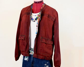 Chaqueta vaquera DKNY Trucker grande para mujer, reciclada y teñida de rojo (112 cm de pecho)