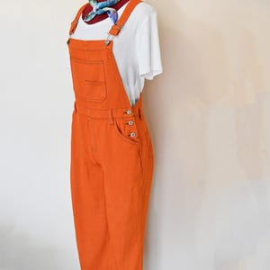 Pantalones con pechera de lirio rosa reciclados, teñidos en naranja, para mujer, talla grande (32 ancho x 27 largo)