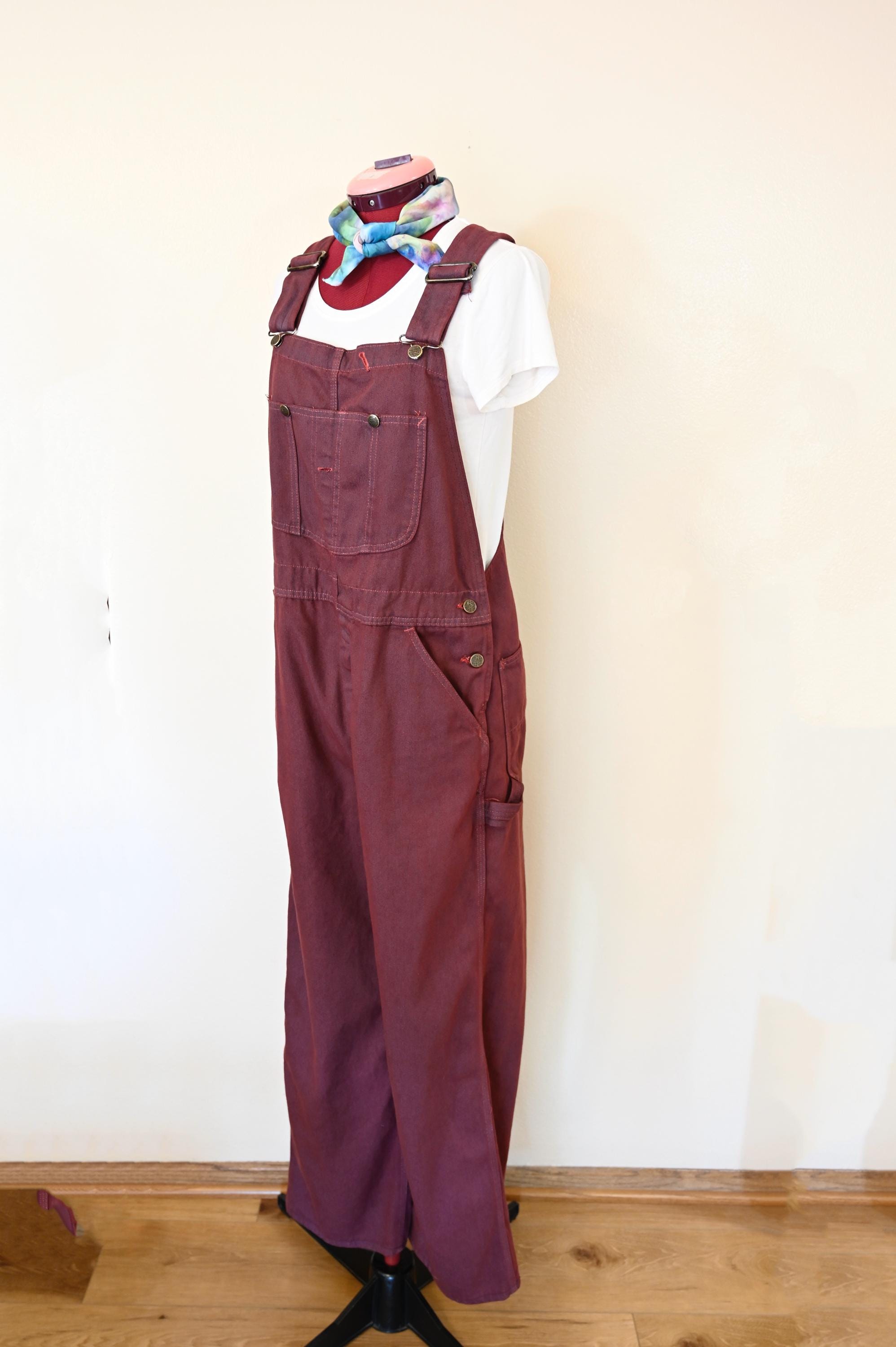 Roter Latzhose für Herren - Lätzchen OVERALL Hose - dunkelrot gefärbter Upcycled Rehbock Baumwoll-Denim Overall - Erwachsene Herren Damen Größe L (38B x 29L)