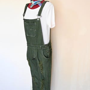 Salopette da donna in tessuto riciclato, tinta di verde oliva, taglia M (36W x 30L)