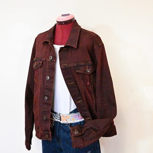 Chaqueta vaquera Goodfellows para hombre, talla grande, teñida de rojo y confeccionada con materiales reciclados (contorno de pecho de 122 cm).