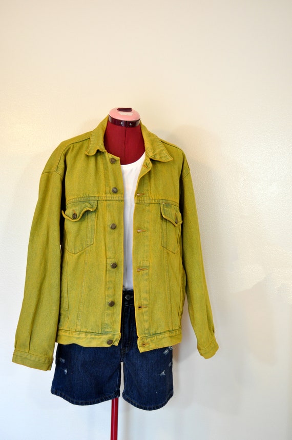 Chaqueta de mezclilla amarilla hombre sale