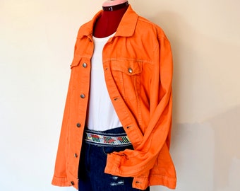 Orangene XL-Jeansjacke für Herren - Orange gefärbte Upcycled Elwood-Baumwoll-Denim-Trucker-Jacke - Erwachsene Herrengröße Extra Large (48 "Brust)