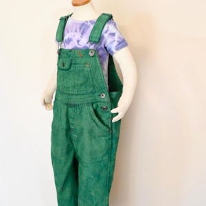 Grün Kinder Latzhose OVERALL Hose - Kelly Green Dyed Violet Carters Cord Overall - Mädchen Jungen Kind Kleinkind Größe 4 (26 waist x 14 L)