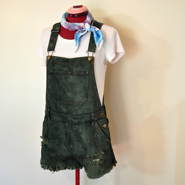 Green Medium Bib OVERALL Shorts - Olive Green Dyed Upcycled Wild Fable Cotton Denim Shortalls - Taille femme adulte Medium (taille 36)