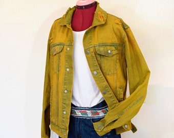 Veste en jean moyenne pour homme dorée - veste camionneur en denim de coton recyclé teint en jaune rustique - veste camionneur en denim de coton inconnue - taille moyenne pour homme adulte (42 po. poitrine)