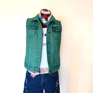 Groen geverfd klein geüpcycled Mossimo denim truckervest voor dames (borst 34")
