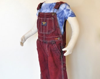 Pantalones con pechera OshKosh reciclados para niños de 18 meses teñidos en granate (22 ancho x 11 largo)