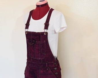 Salopette corta da donna/ragazza No Boundaries, tinta di vino, taglia M, realizzata con materiali riciclati (32W x 3L)