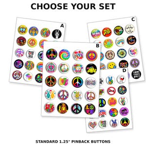 Puede incluir: Cuatro hojas etiquetadas A, B, C y D muestran varios botones redondos con símbolos de paz coloridos, patrones florales, caras sonrientes y texto como 'LOVE' y 'PEACE'. El texto 'CHOOSE YOUR SET' y 'STANDARD 1.25" PINBACK BUTTONS' aparece.