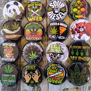Könnte beinhalten: Eine Sammlung von zwanzig runden Ansteckbuttons mit verschiedenen grafischen Motiven, darunter Abbildungen von Tieren, Totenköpfen, Cannabisblättern und textbasierten Slogans rund um die Cannabiskultur, angeordnet in einem Raster.