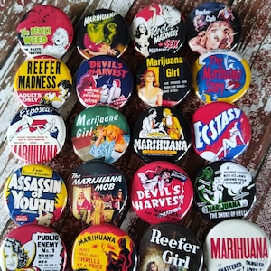 Könnte beinhalten: Eine Sammlung von zwanzig runden Ansteckbuttons mit Vintage-Filmplakatgrafiken und Titeln wie Reefer Madness, Marijuana Girl und Devil's Harvest, die verschiedene farbenfrohe Illustrationen von Personen und eine fette Typografie zeigen.