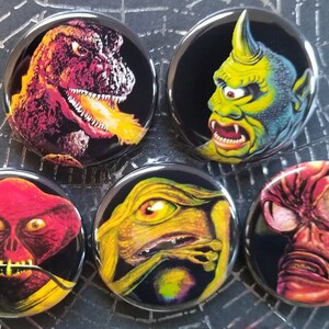 Botones clásicos de monstruos, lote de 5 (1,25&quot;), botones de Halloween, terror, pines de monstruos, insignias, imanes, pines