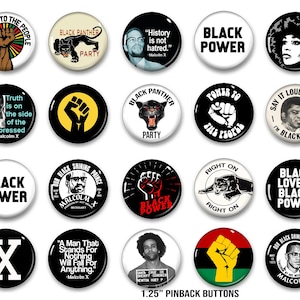 Puede incluir: Una colección de botones de 3,175 cm con diversos diseños. Los botones presentan símbolos del Partido Pantera Negra, citas de Malcolm X e imágenes de figuras históricas. La paleta de colores incluye negro, blanco, rojo y amarillo.