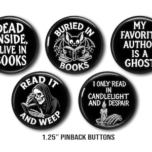 Puede incluir: Cinco botones negros de 3,18 cm con texto e ilustraciones en blanco. Los botones presentan frases como "Dead Inside, Alive in Books" y "My Favorite Author is a Ghost". Los botones tienen un tema gótico.