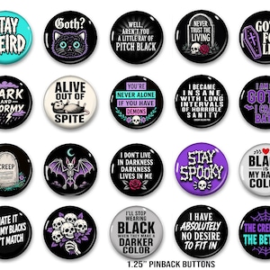 Puede incluir: Una colección de veinte chapas redondas de 3,175 cm con varios diseños gráficos en negro, blanco y morado, incluyendo textos como Stay Weird, Goth For Life, Never Trust The Living y Black Is My Happy Color sobre un fondo blanco.
