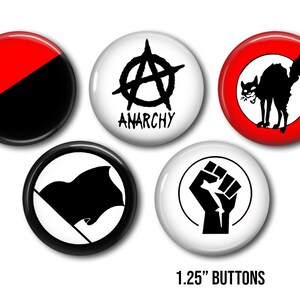 Puede incluir: Cinco botones redondos de 3,18 cm de diámetro con gráficos en blanco y negro. Los diseños incluyen una división roja y negra, la palabra "ANARCHY", un gato negro, una bandera negra y un puño en alto. El texto "1.25" BUTTONS" está en la parte inferior.