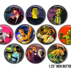 Könnte beinhalten: Eine Sammlung von zehn runden Knöpfen mit klassischen Monsterbildern. Die Knöpfe haben einen Durchmesser von 3,18 cm und zeigen Charaktere wie Dracula, Frankenstein und das Creature from the Black Lagoon. Die Knöpfe haben eine glänzende Oberfläche.