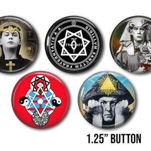 Puede incluir: Conjunto de cinco botones redondos de 3,18 cm con diseños ocultos y esotéricos. Los botones presentan imágenes de figuras históricas, símbolos y texto en negro, rojo, blanco y azul.