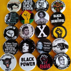 Puede incluir: Colección de botones redondos con varios diseños y textos, incluyendo "Black Panther Party", "Black Power" y retratos de figuras históricas. Los botones son negros, blancos y rojos.