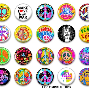 Może przedstawiać: Rustykalny drewniany szyld z napisem "Welcome to our home" w białych literach. Szyld ma postarzaną powierzchnię i prosty, zachęcający design, idealny na ganek lub do przedpokoju.