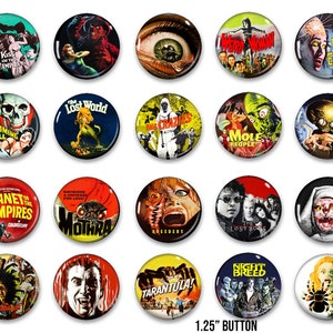 Op de afbeelding: Een verzameling van twintig ronde buttons, elk met een diameter van 3,175 cm, voorzien van kleurrijke grafische prints van vintage horror- en sciencefictionfilmposters, waaronder titels als The Brain Eaters, The Lost World en Mothra.