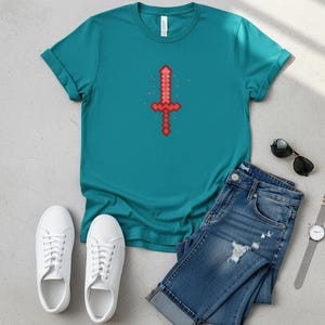 Camiseta con espada roja pixelada / Regalo para gamers / Camiseta retro de videojuegos