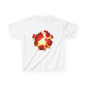 Könnte beinhalten: Weißes T-Shirt mit einem grafischen Design einer roten und gelben Explosion. Das Design zeigt rote, würfelförmige Formen, die von einem gelben Ausbruch ausgehen. Das T-Shirt besteht aus einem weichen, bequemen Material.
