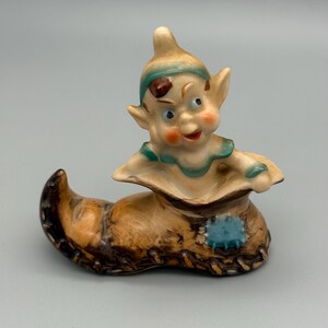 Vintage keramische elffiguur uit de jaren 1950 in een schoen.