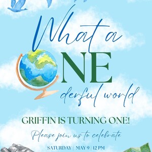 Op de afbeelding: Een blauwe en groene uitnodiging voor een eerste verjaardag met een wereldbol, een verrekijker en een kaart. De tekst luidt "What a ONE derful world" en "Griffin wordt één! Kom gezellig met ons meevieren Zaterdag 9 mei 12:00 123 Anywhere Dr., Anywhere".