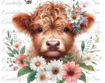 Può includere: Illustrazione ad acquerello di una mucca delle Highlands con pelliccia marrone, ornata da una corona floreale e circondata da una ghirlanda di fiori. Una farfalla è visibile vicino all'orecchio della mucca. Il testo "Essentially Sue" è ripetuto.