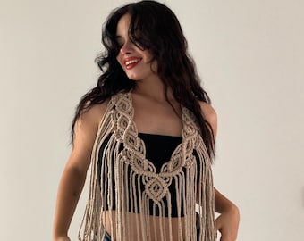 Handgemaakte macramé crop top met kwastjes: boho festivalponcho