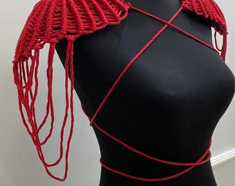 Red cord macramé schouderepauletten: handgemaakt accessoire