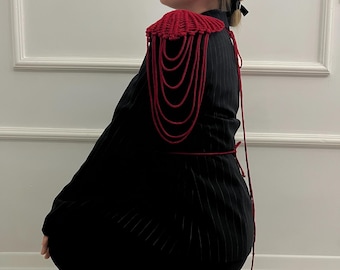 Rode macramé-schouderepauletten: accessoire voor kostuumfestival