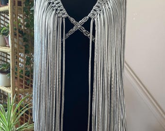 Glanzende macramé-capesjaal met franjes, festival- en ravewear, handgemaakte statement macraméponcho, dans- en muziekoutfit