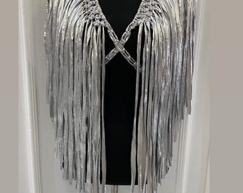 Handgemaakte macramé-sjaal met kwastjes: elegante zilveren capeblouse