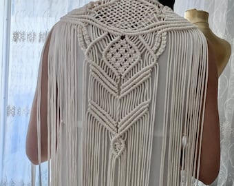 Handgemaakte macramé-cape: geborduurde boho-festivalponcho