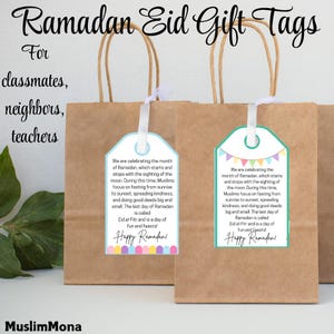 Könnte beinhalten: Braune Geschenkpapierbeutel mit weißen Schleifenhenkeln und Geschenkanhängern. Die Anhänger tragen die Aufschrift "Ramadan Eid Gift Tags" und "Happy Ramadan!" mit Text über den Ramadan. Für Klassenkameraden, Nachbarn und Lehrer.