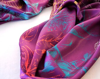 Écharpe d’impression tropicale pourpre, XLarge Floral Print Purple Silver Gold Red Turquie, années 80 A Barbera Scarf