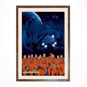 Può includere: Un poster incorniciato con un'illustrazione blu e nera di un'astronave e un gruppo di astronauti in tute arancioni. Il testo "ARMAGEDDON" è in basso sul poster.