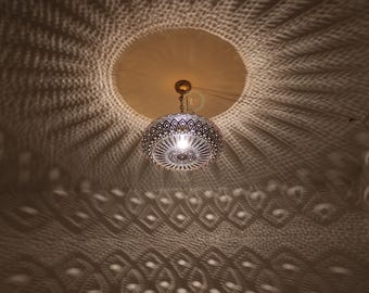 Marokkanische Deckenlaterne aus Messing, handgefertigte Hängelampe für Boho-Einrichtung, marokkanische Deckenlampe 35 cm, handgefertigte marokkanische Deckenlampe
