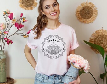 Boho Lotus Mond Mandala T-Shirt, spirituelles Yoga Top, Calm Vibe Tee, Mondphase, Vollmond Kunst