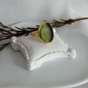 Grande bague avec pierre verte de jade, bague plaquée or vintage irrégulière, anneau réglable (15 x 20 mm)