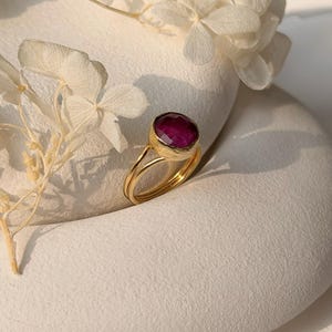 Anel minimalista com rubi | Estilo vintage ajustável em tom dourado, tamanho da pedra: 10 mm