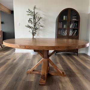 Runder Tisch aus recyceltem Eichenholz