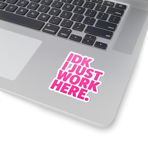 Adesivi fustellati &quot;IDK, lavoro solo qui&quot; / Decorazioni divertenti per ufficio, adesivi per laptop, umorismo sul lavoro, regalo per colleghi, apprezzamento dei dipendenti