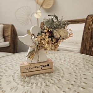 Handgemachter Engel mit Trockenblume | Dekofigur | Engel Holzfigur | hergestellt aus Keraflott Raysin | Hier wohnt das Glück | Geschenkidee